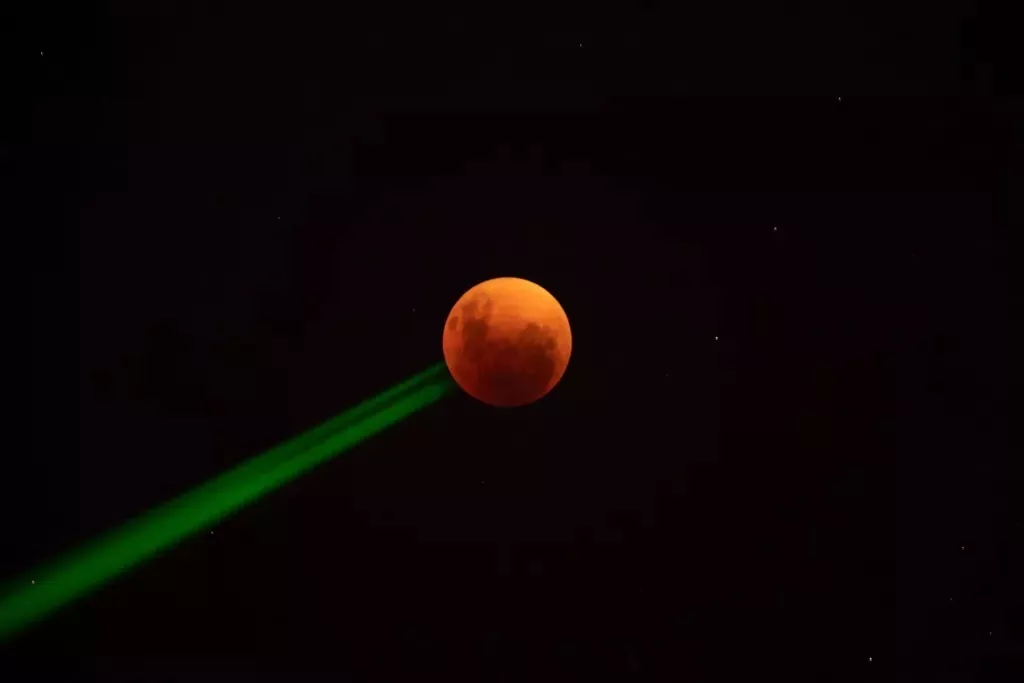 Місяць зафіксував фотограф Мартін Бернетті поблизу її піку зі смугою зеленого світла