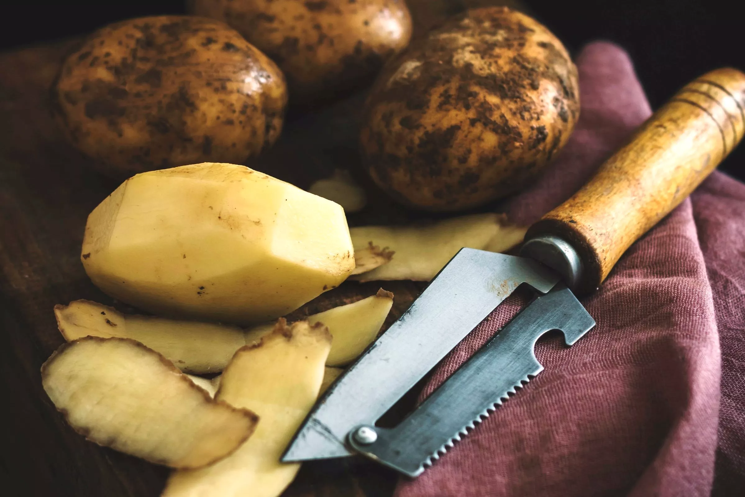 Убрать кожуру с картошки можно обычным ножом / Фото: unsplash
