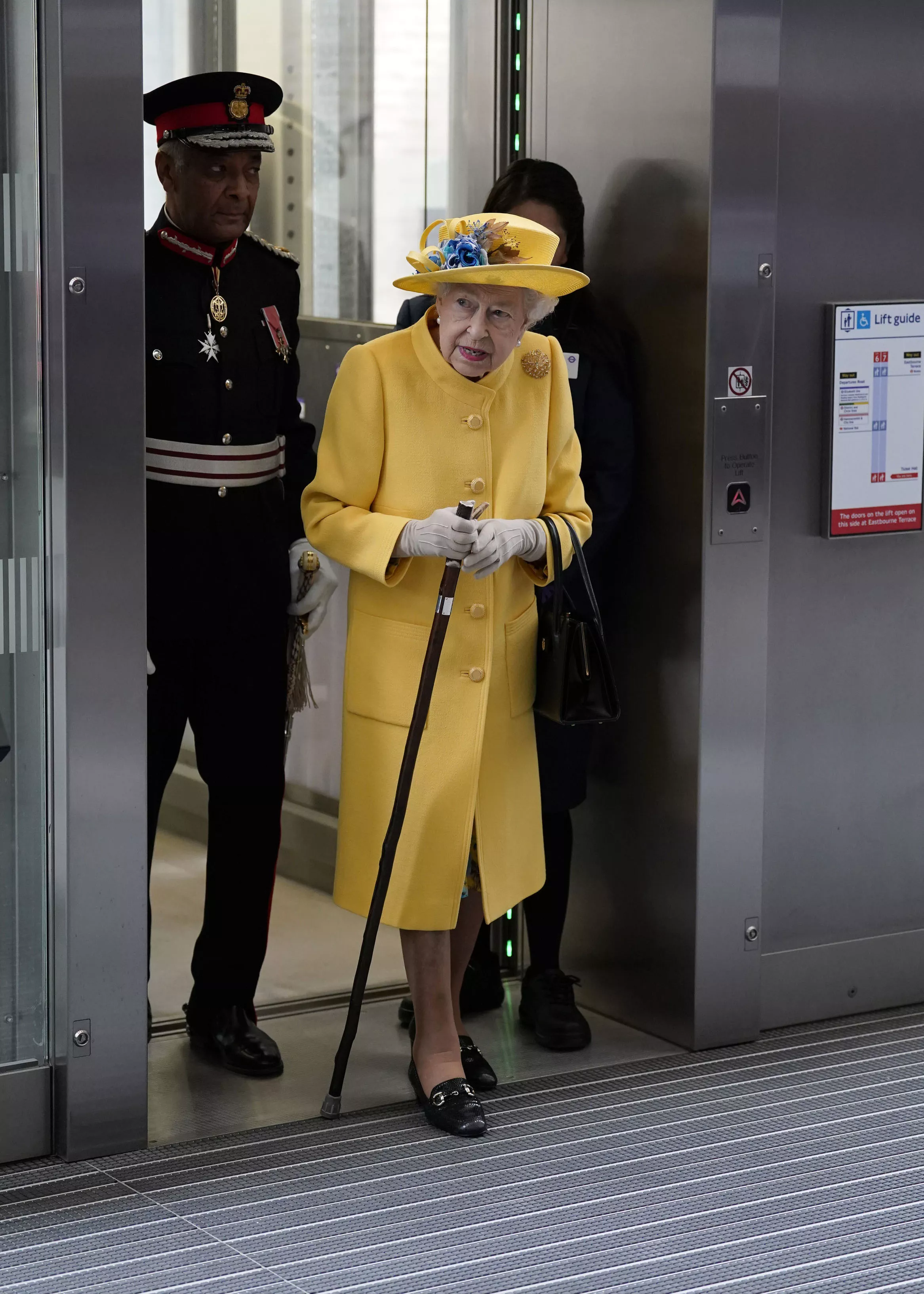 Стилисты Елизавета II следят за модными тенденциями
