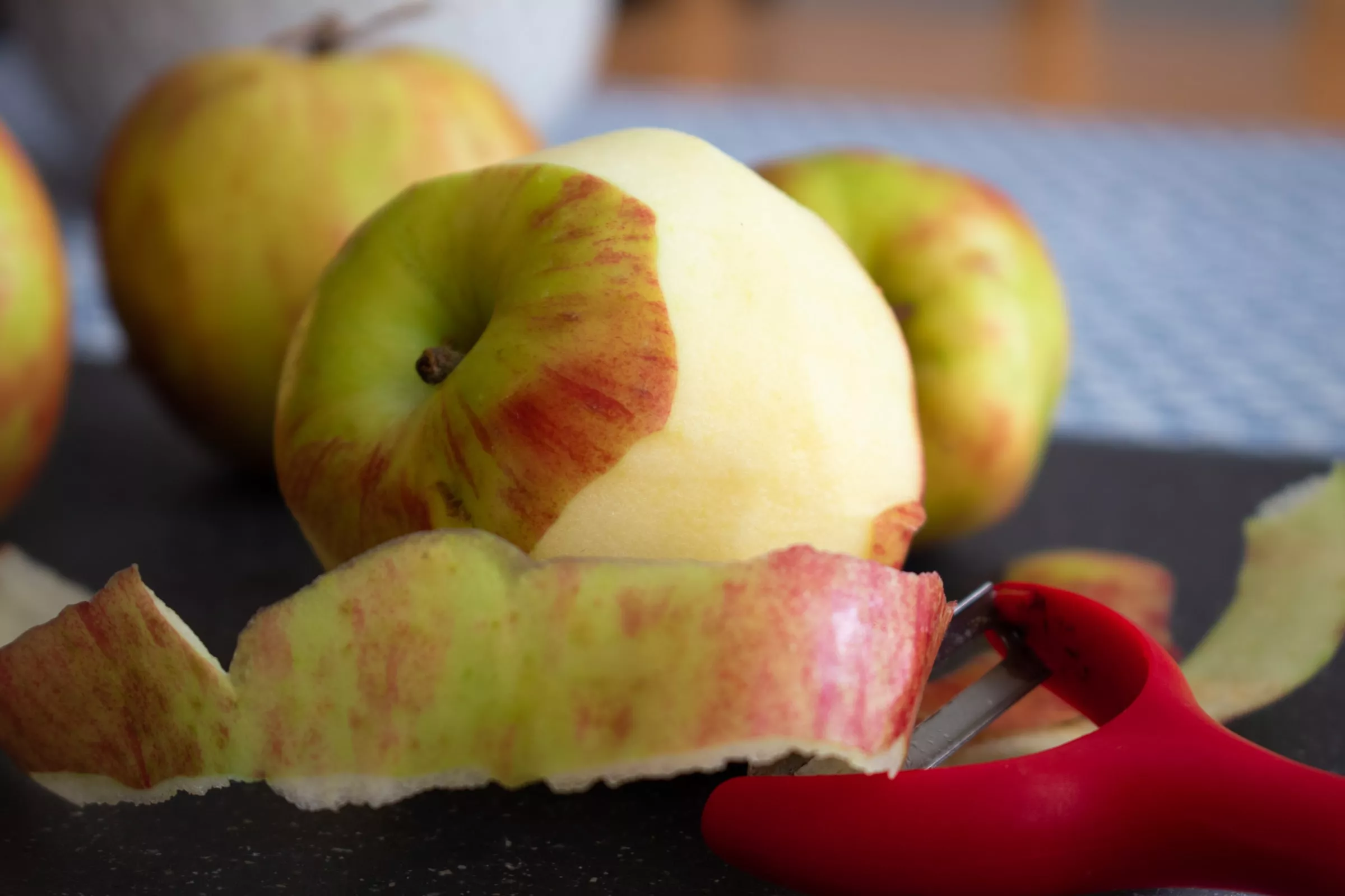 Яблочные очистки – источник питания для растений 