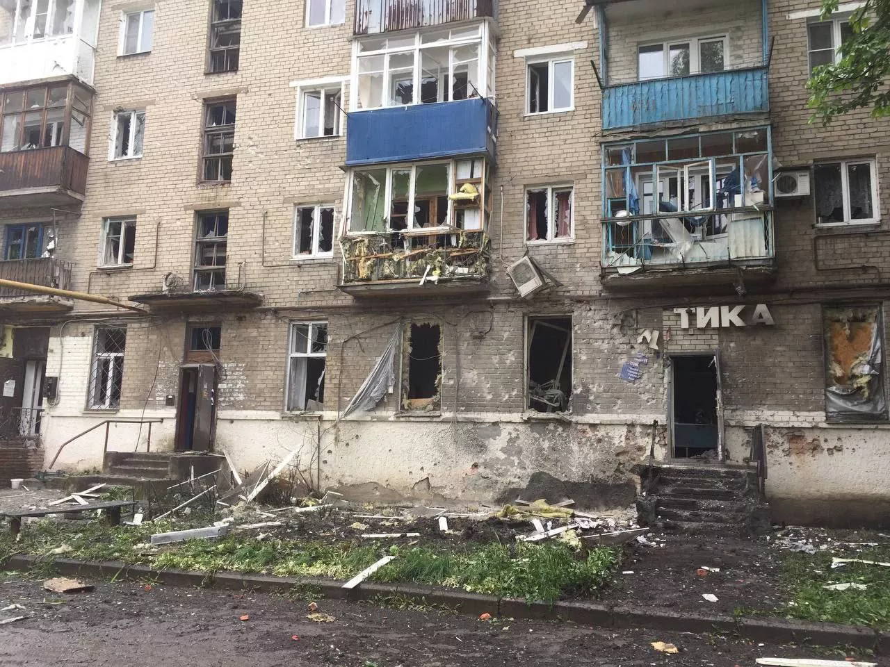 Ко всем бедам Донецк еще и регулярно обстреливают. Откуда прилетает, точно неясно. Многие в городе считают, что это россияне подливают масла в огонь