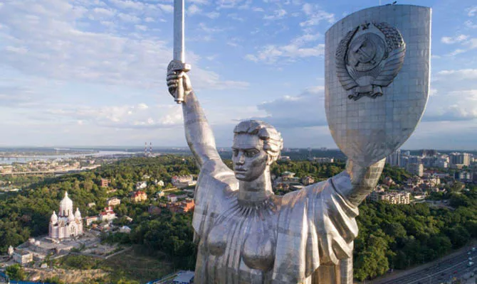 Герб СССР на щите Родины-матери пока останется. Неясно, как его демонтировать, не повредив саму статую.