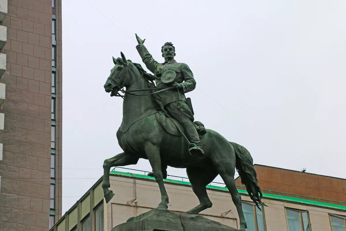 Адже для кінної статуї Щорса на бульварі Шевченка позував молодий Леонід Кравчук. Нині покійний.