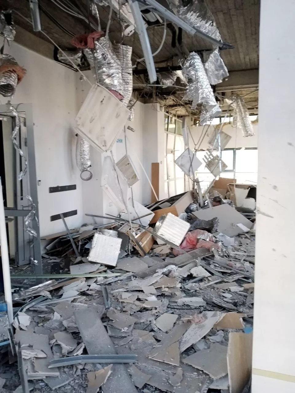 Снаряд попал здание "Киевстара" в Мариуполе