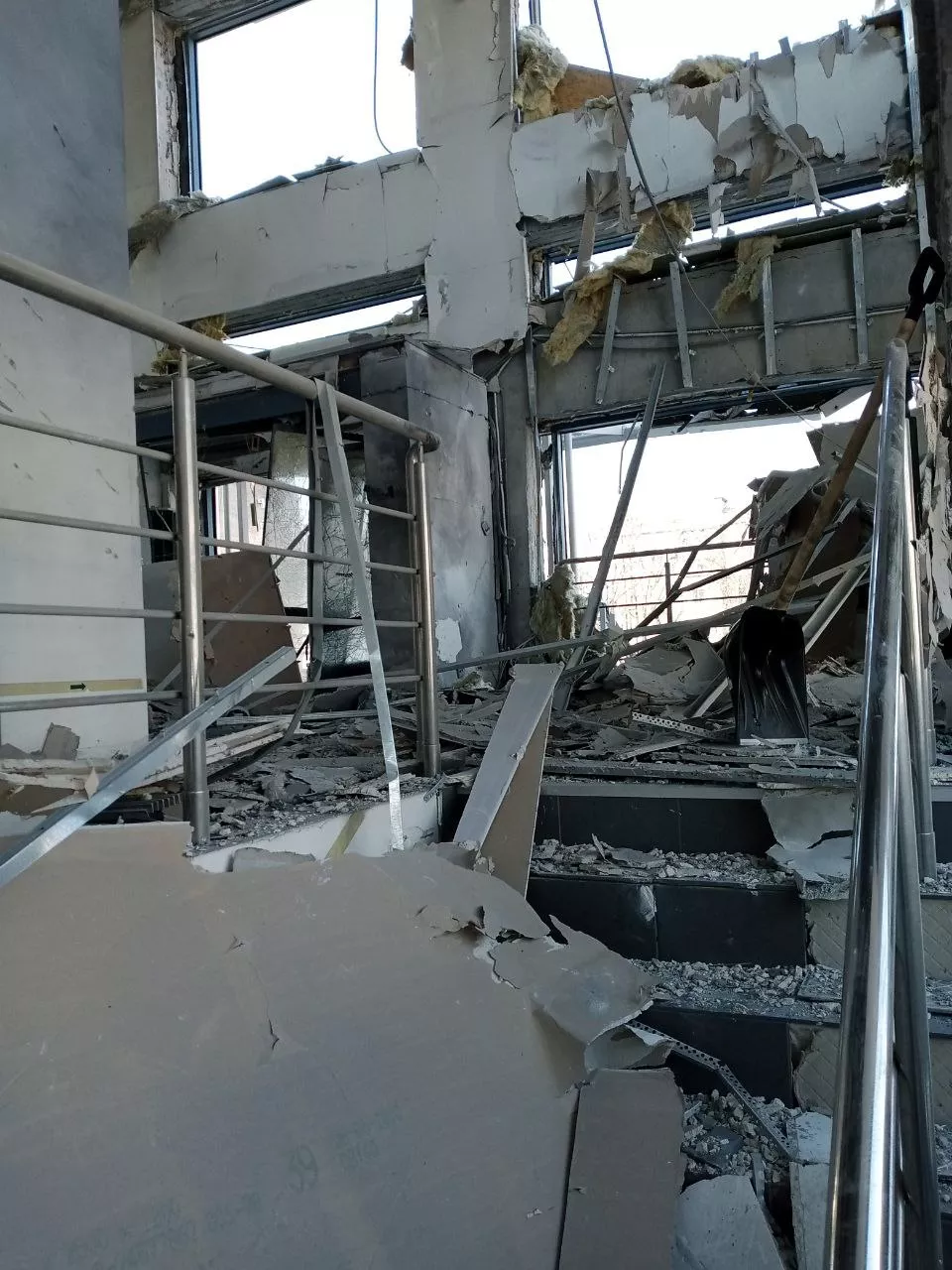 Снаряд попал в здание "Киевстара" в Мариуполе
