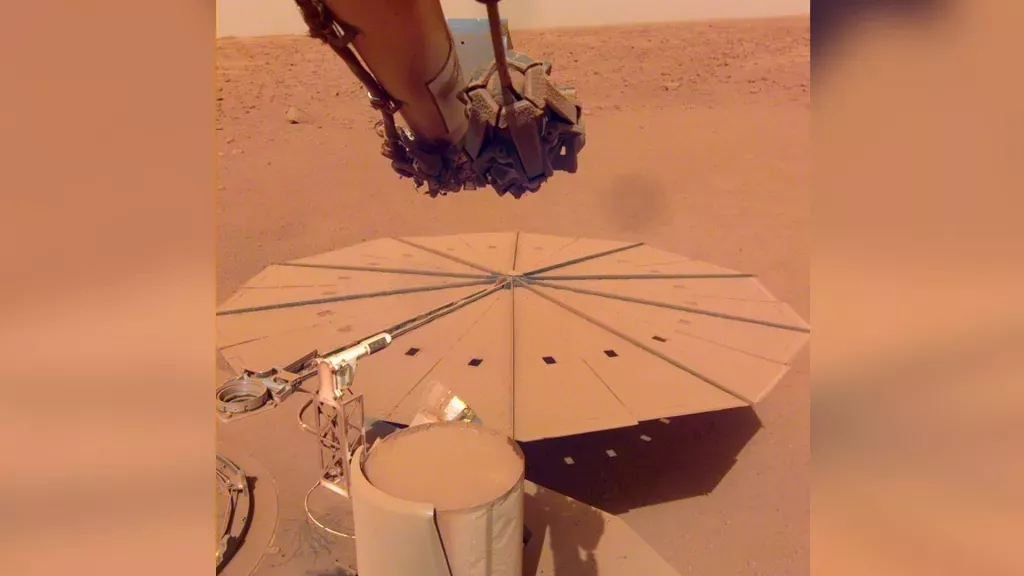 Марсоход ІnSight приземлился на Красной планете еще в ноябре 2018 и все это время исправно работал