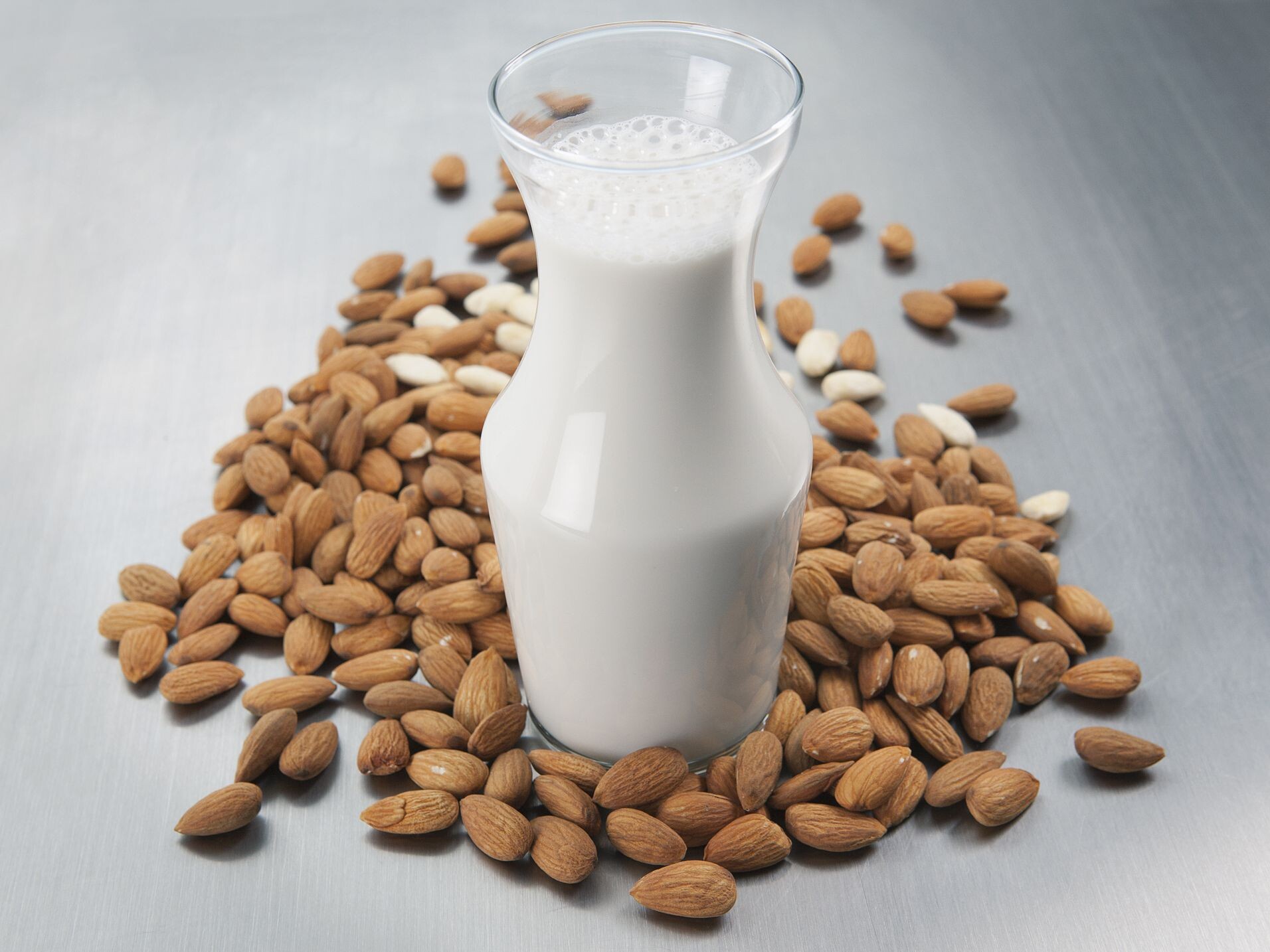 Миндальное молоко в домашних условиях – базовый рецепт и три новых вкуса