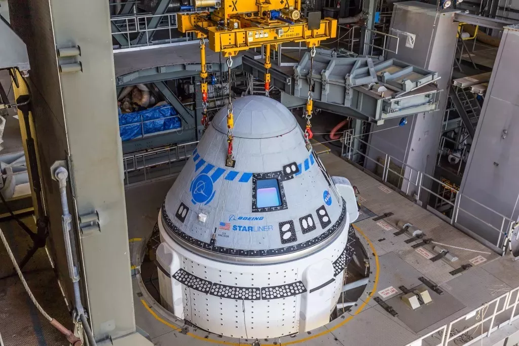 На этом изображении хорошо видна космическая капсула Boeing Starliner на ракете Atlas V после штабелирования