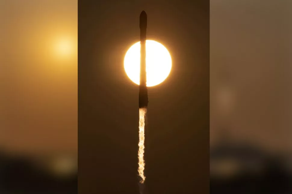 Ракета SpaceX Falcon 9 перетинає сонце, що сходить з Космічного центру Кеннеді НАСА