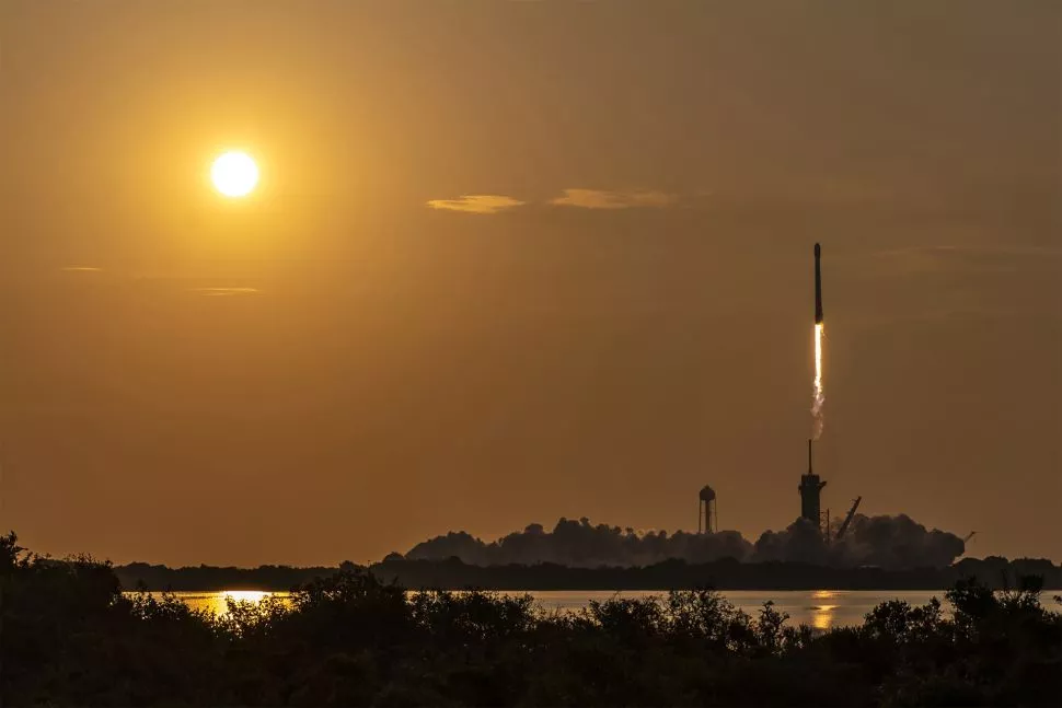Ракета SpaceX Falcon 9 запускается на восходе солнца, чтобы доставить 53 интернет-спутника Starlink на орбиту