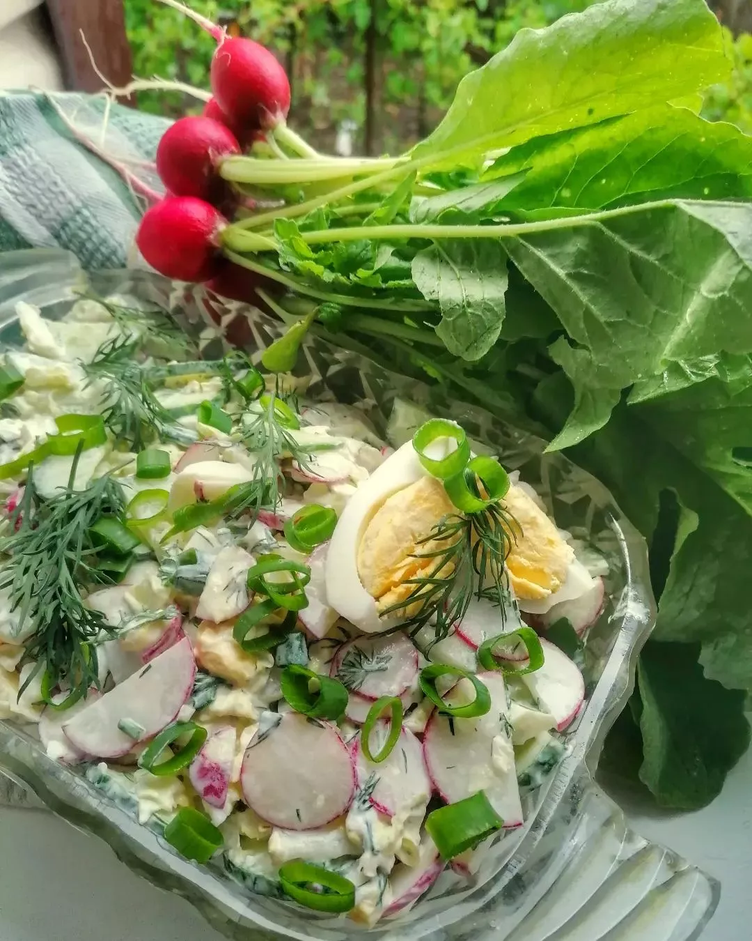 Салат с редисом и яйцами
