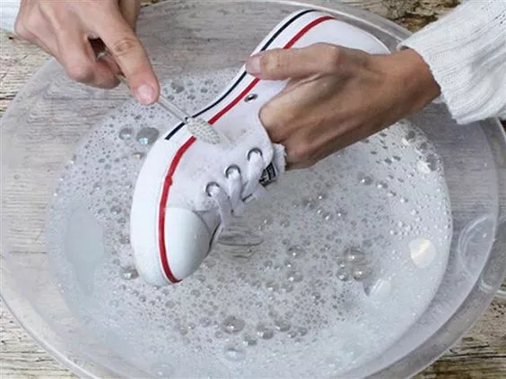 Как помыть кроссовки / Фото: pinterest