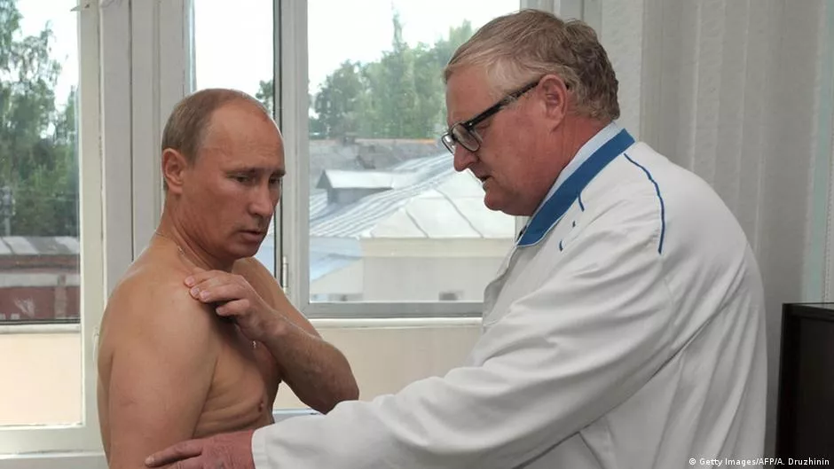 Раніше Путін хизувався здоров'ям і прилюдно оголював торс для медогляду. Тепер десятки медиків супроводжують його у поїздках. Все це тримається у таємниці.
