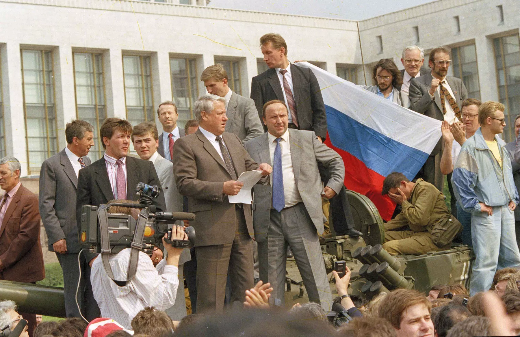 Золотова в Кремлі називають дурнем та злодієм. Але тричі йому пощастило – був охоронцем Єльцина (на фото – барикада у "Білого дому" під час путчу ГКЧП у 1991 році, Золотов праворуч від Єльцина і вище за всіх у кадрі), потім Собчака, а потім і Путіна