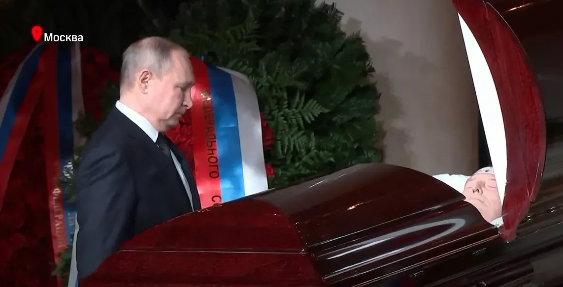 Путін під час прощання з Жириновським щось прошепотів, стоячи біля труни.
