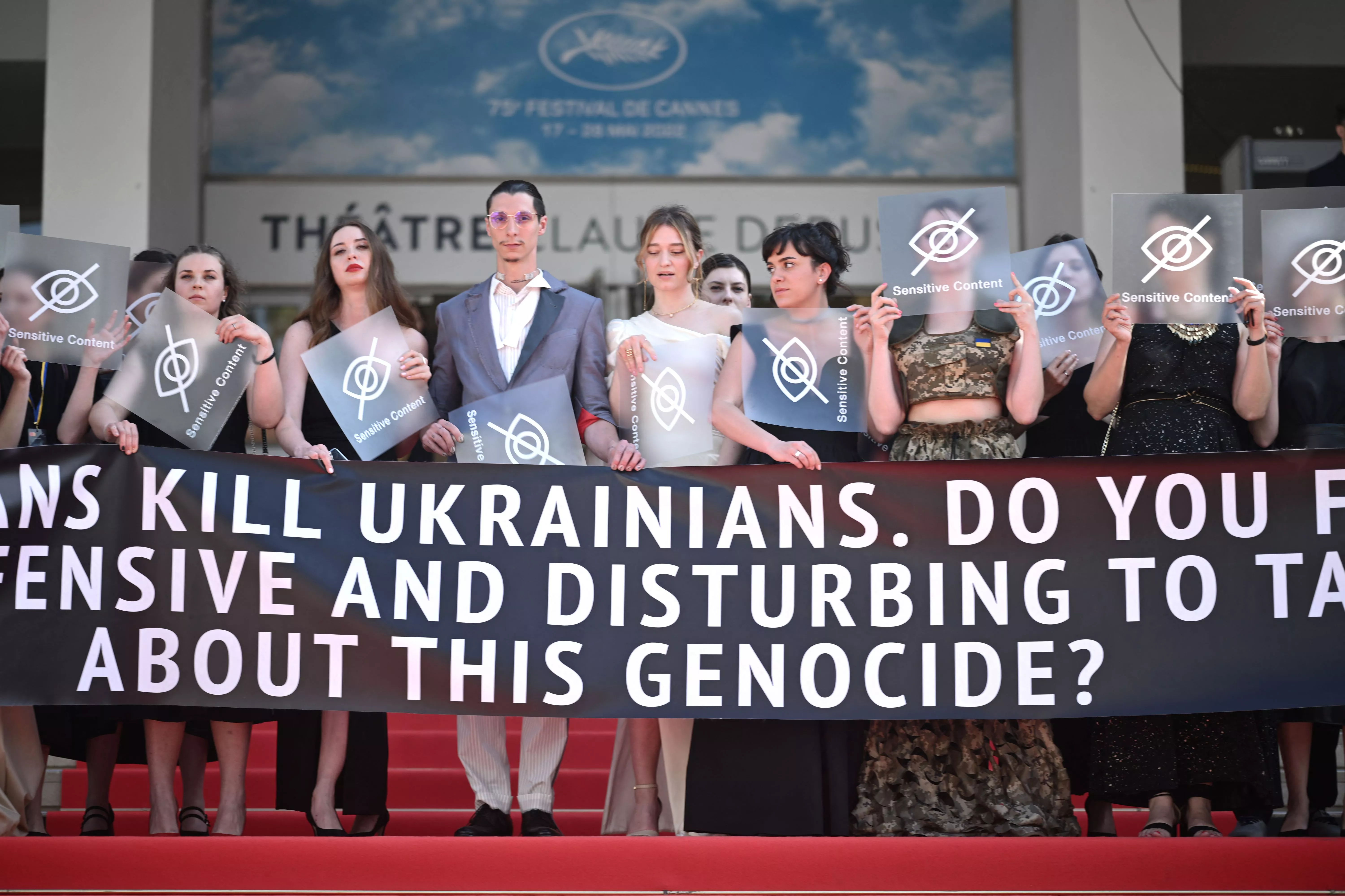 Максим Наконечный и другие члены команды фильма "Видение бабочки" провели акцию в поддержку Украины в Каннах