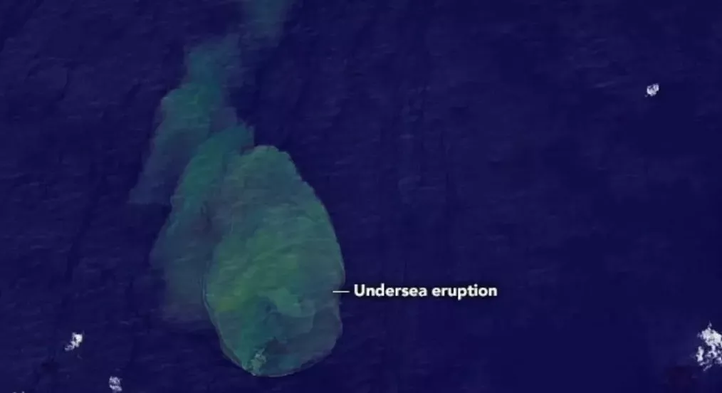 На этом спутниковом снимке Шлейф обесцвеченной воды окружает вулкан Кавачи на Соломоновых островах
