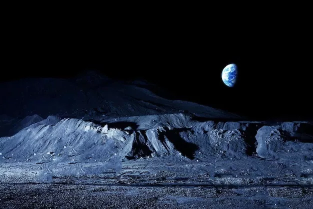 Астероиды и галактические обломки обрушивались на Луну миллиарды лет, создавая кратеры на ее поверхности 