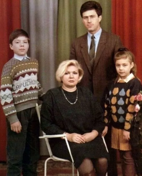 Архівне фото: Тіна Кароль з мамою,  татом та братом