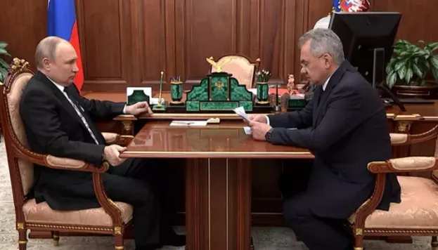 Путин мертвой хваткой вцепился рукой в край стола и не отпускал его на протяжении всего разговора с Шойгу. Фото: скриншот видео