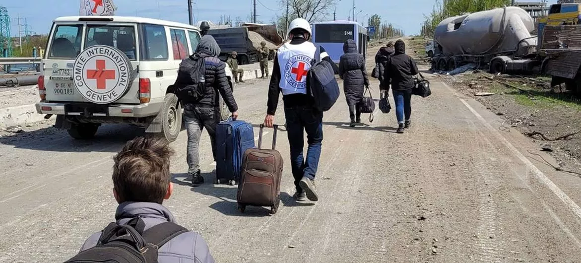 Представители Красного Креста обеспечивают не только безопасность мирных жителей, но и военнопленных. Фото: МККК