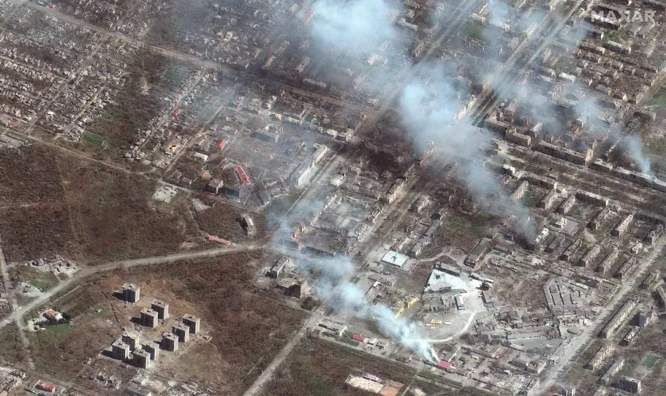 Горящие здания на восточной окраине украинского города Мариуполя, сфотографированные спутником Maxar Technologies