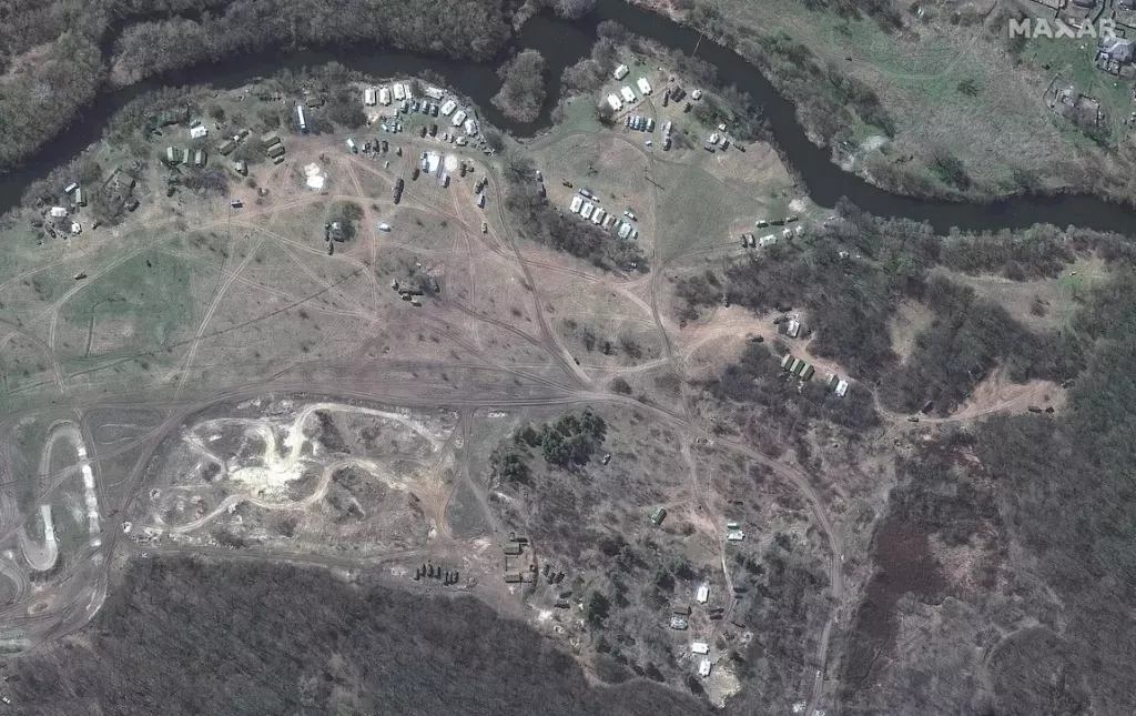 На цьому знімку супутника Maxar Technologies WorldView-2 видно розміщення рашистських військ на кордоні з Україною