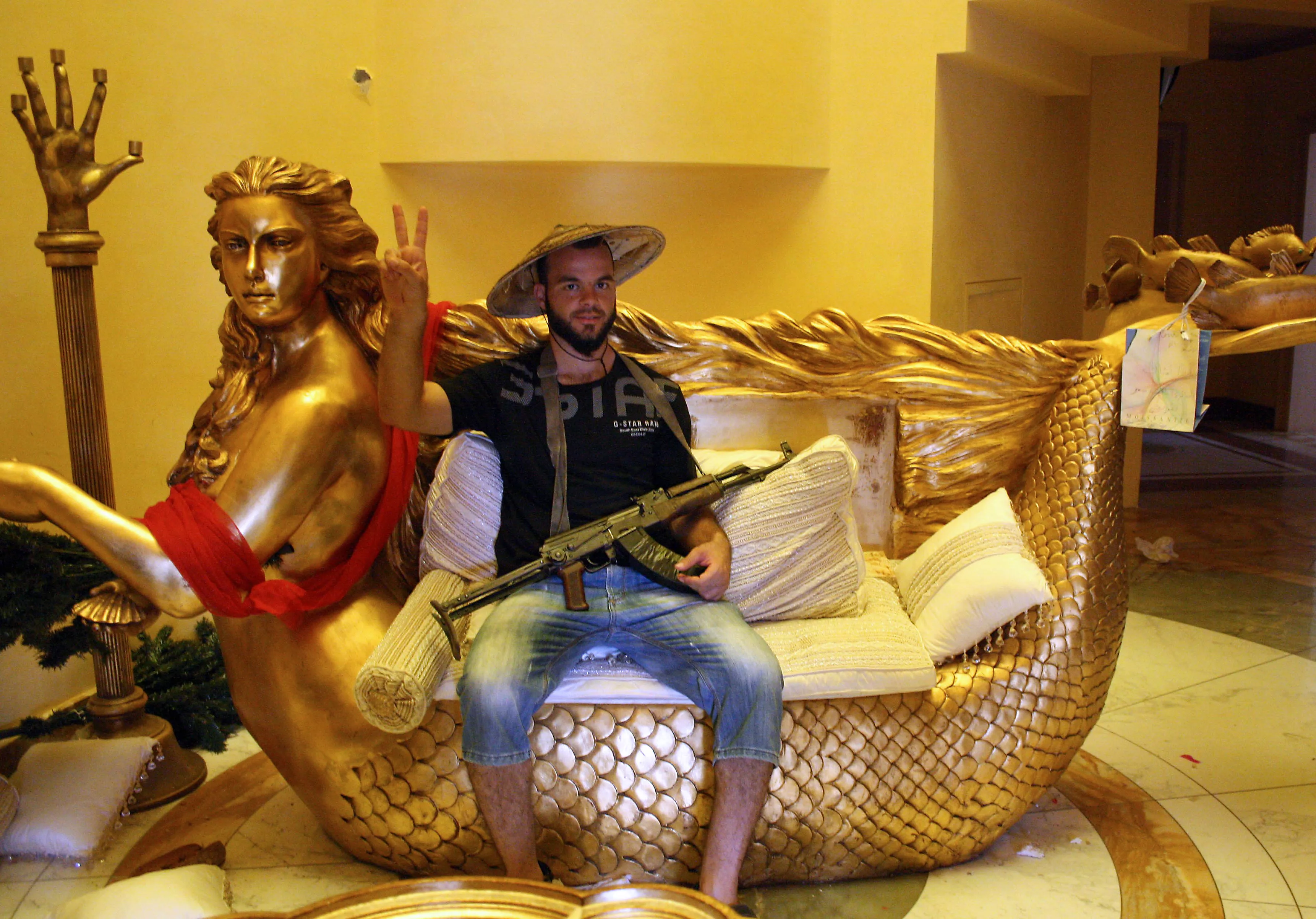 Революціонери знайшли у палаці Каддафі диван із чистого золота. Фото: Getty Images
