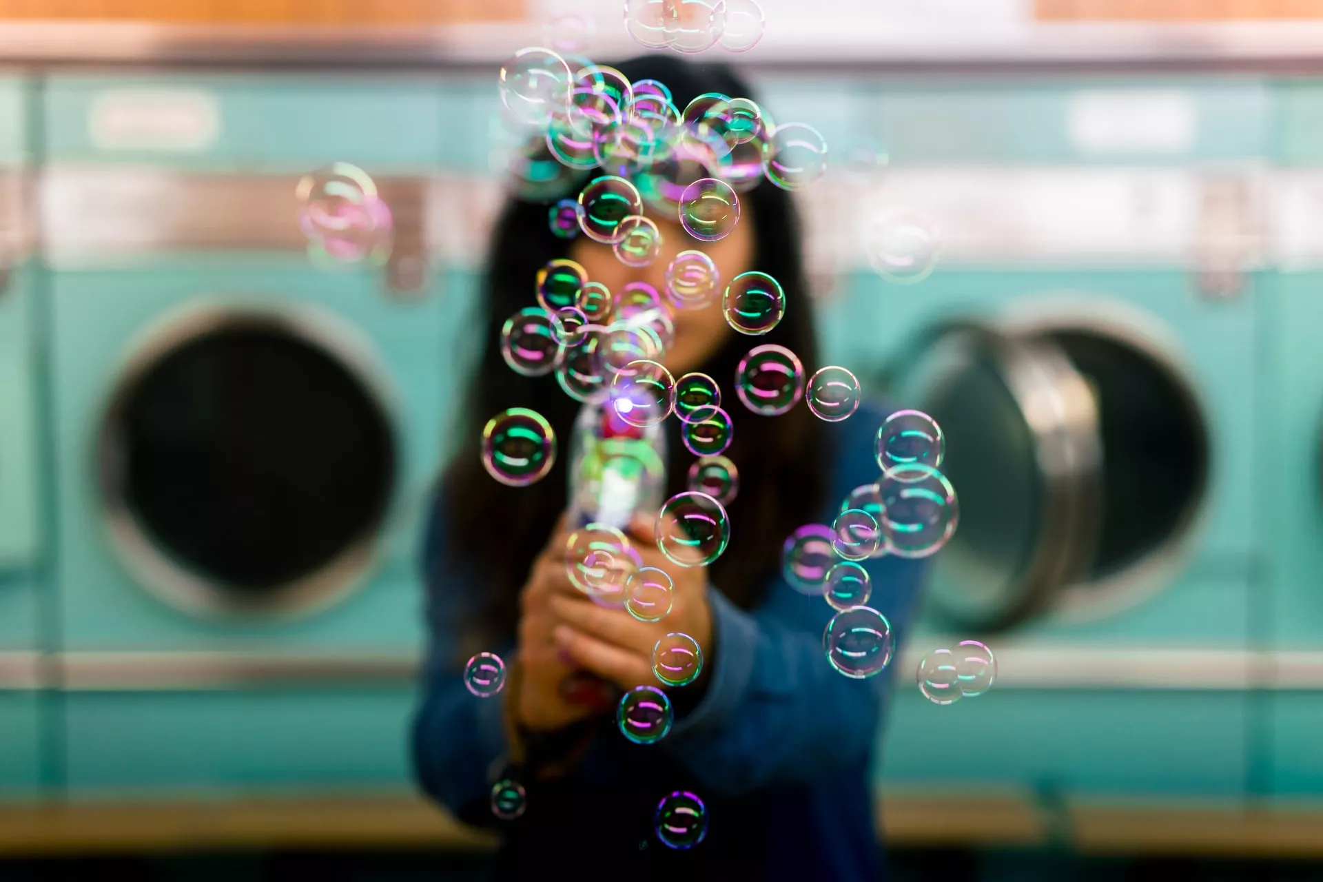 Если сложно представлять тревожные мысли в виже пузырей, то возьмите детские мыльные пузыри или приготовьте их из шампуня/жидкого мыла