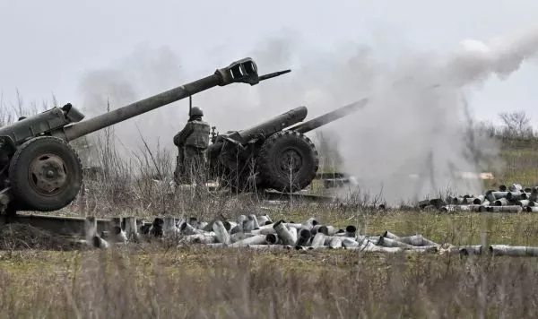 В российских военных методичках прописано, что артиллерия должна состоять из батареи пушек и наносить массированный удар по артбатарее противника. Фото: Sputnik