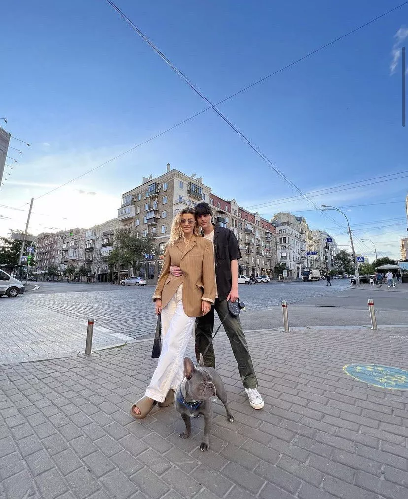 Парочка на прогулке со своей собачкой в ​​Киеве
