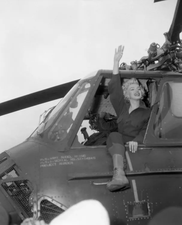 Мэрилин Монро на военной базе американцев в Корее
