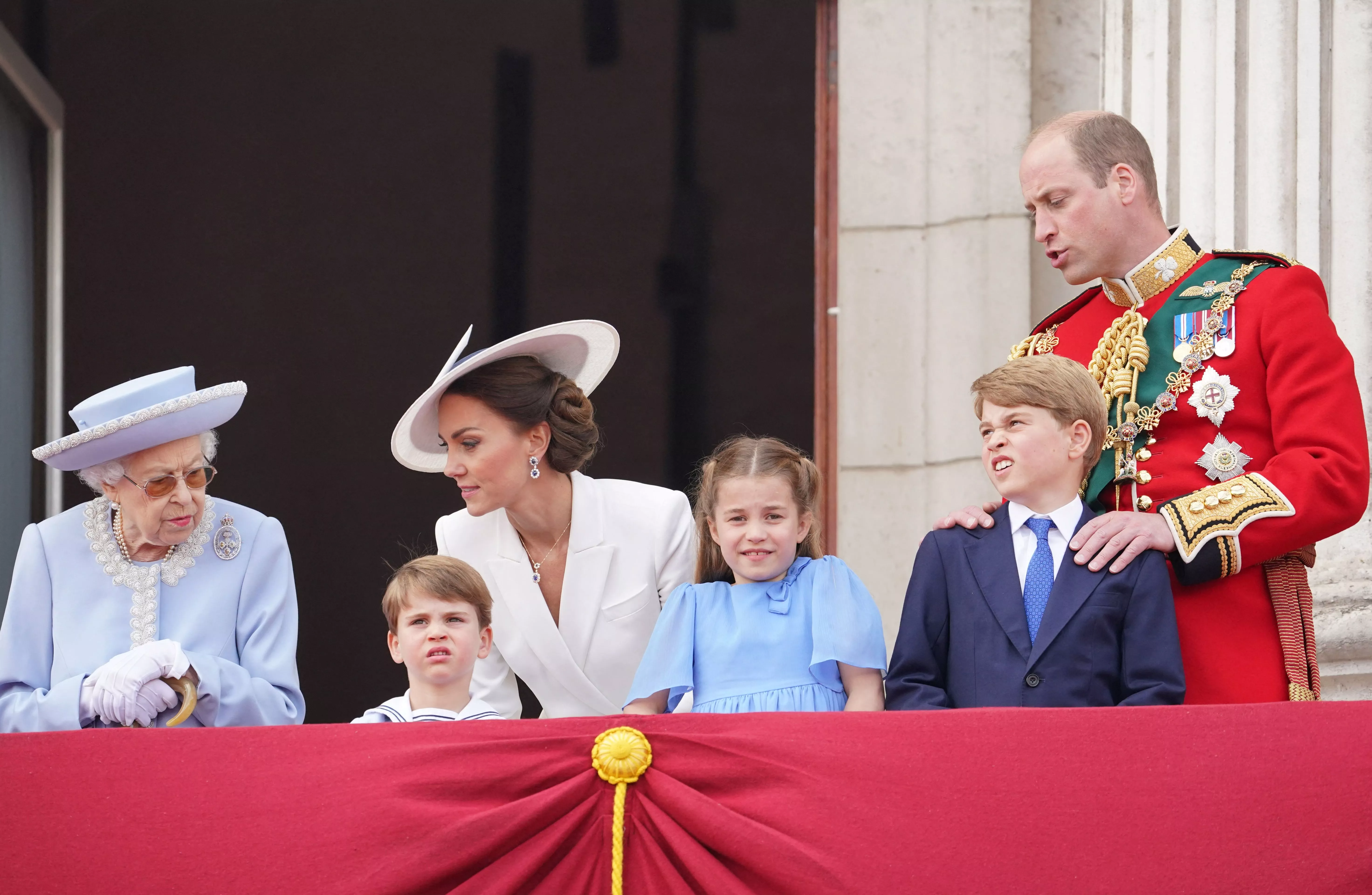 В Лондоне прошел парад Trooping the Colour. Члены королевской семьи приветствовали всех на балконе Букингемского дворца