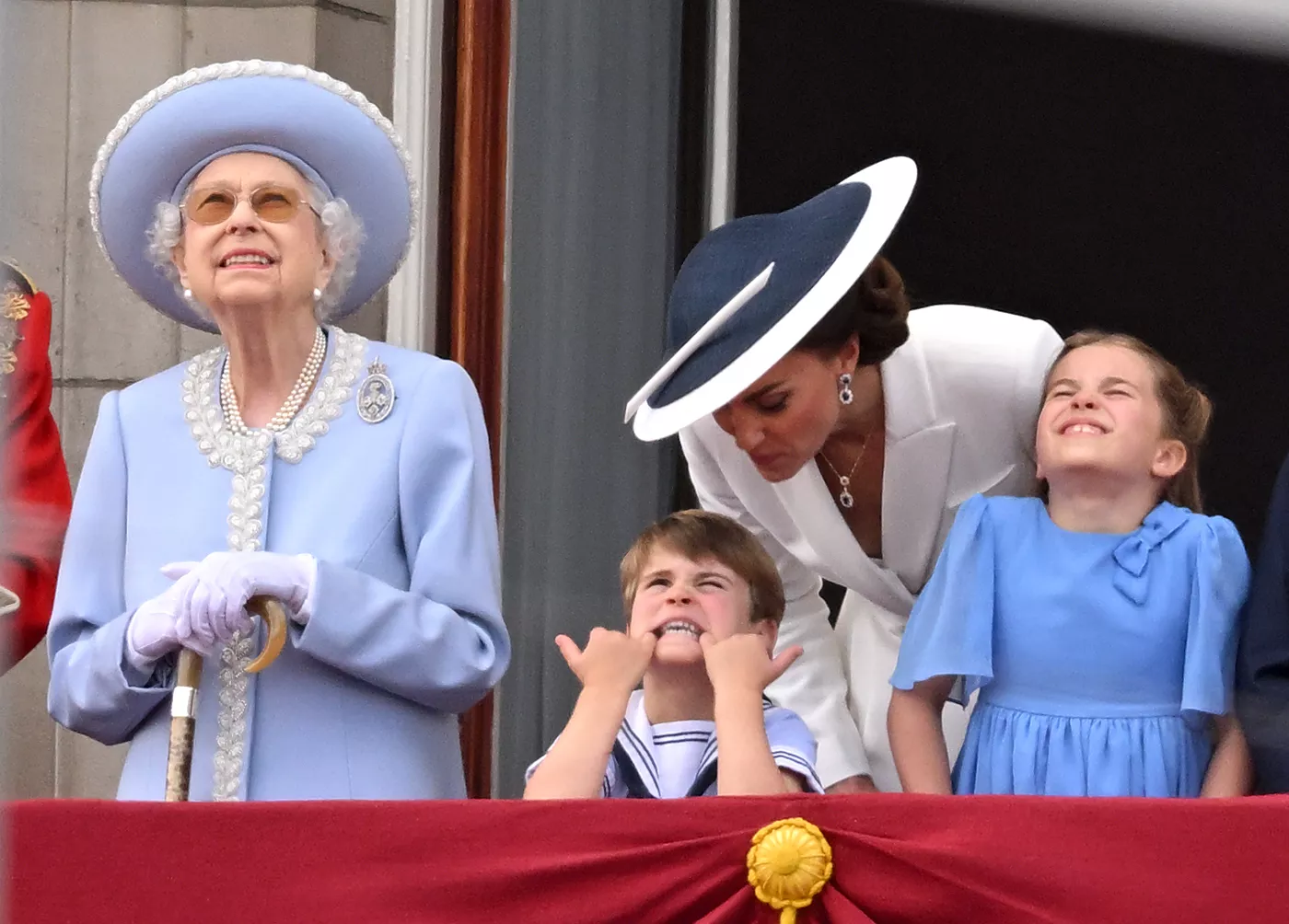 Елизавета II, Кейт Миддлтон, принц Луи и принцесса Шарлотта на балконе Букингемского дворца