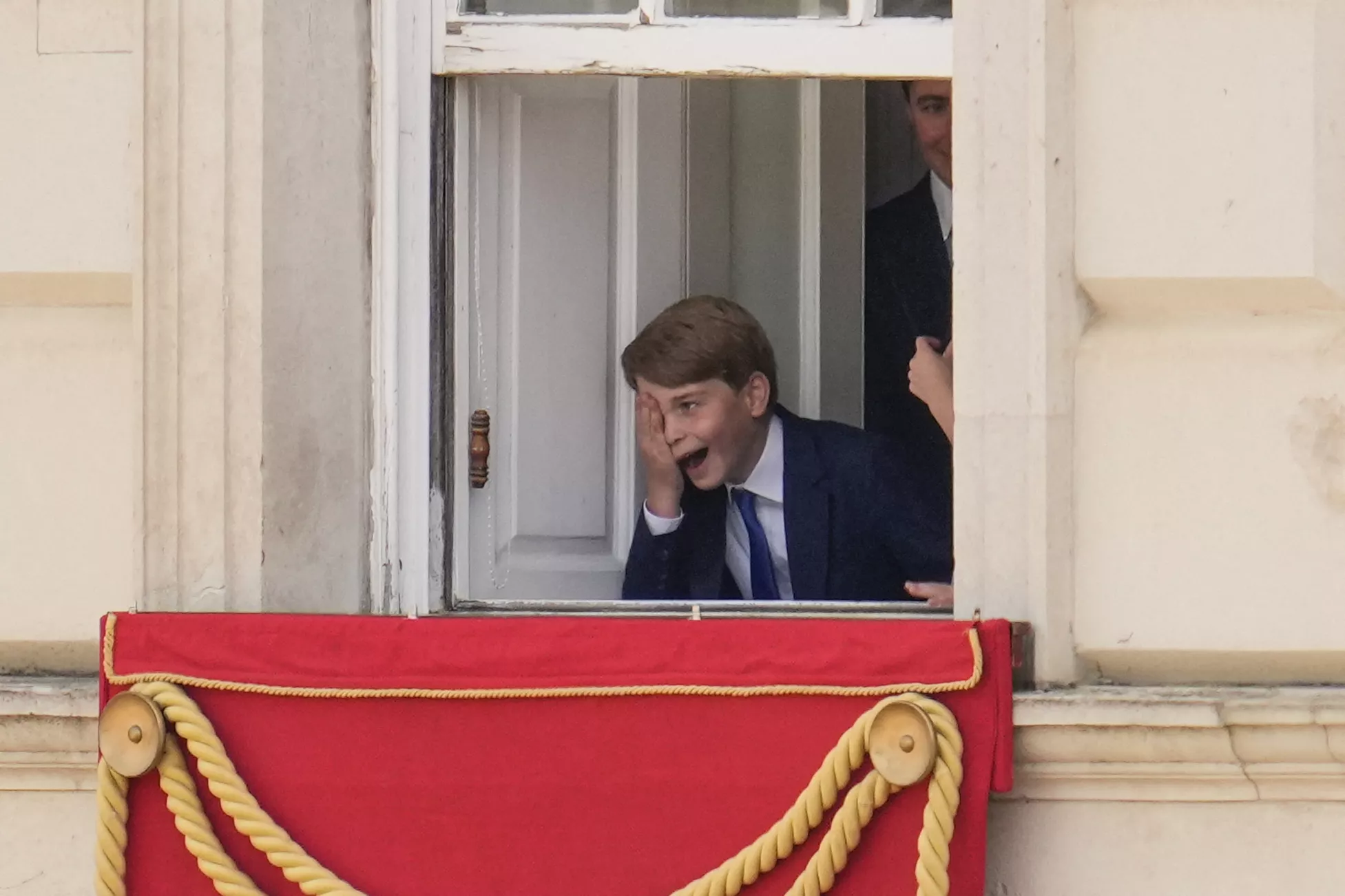 Принц Джордж выглядывает из окна Букингемского дворца