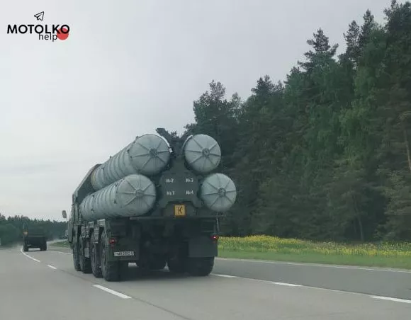Со стороны Минска к украинской границе второй день едут колонны военной техники ВС Беларуси в сопровождении ГАИ. Фото: местные телеграм-каналы.