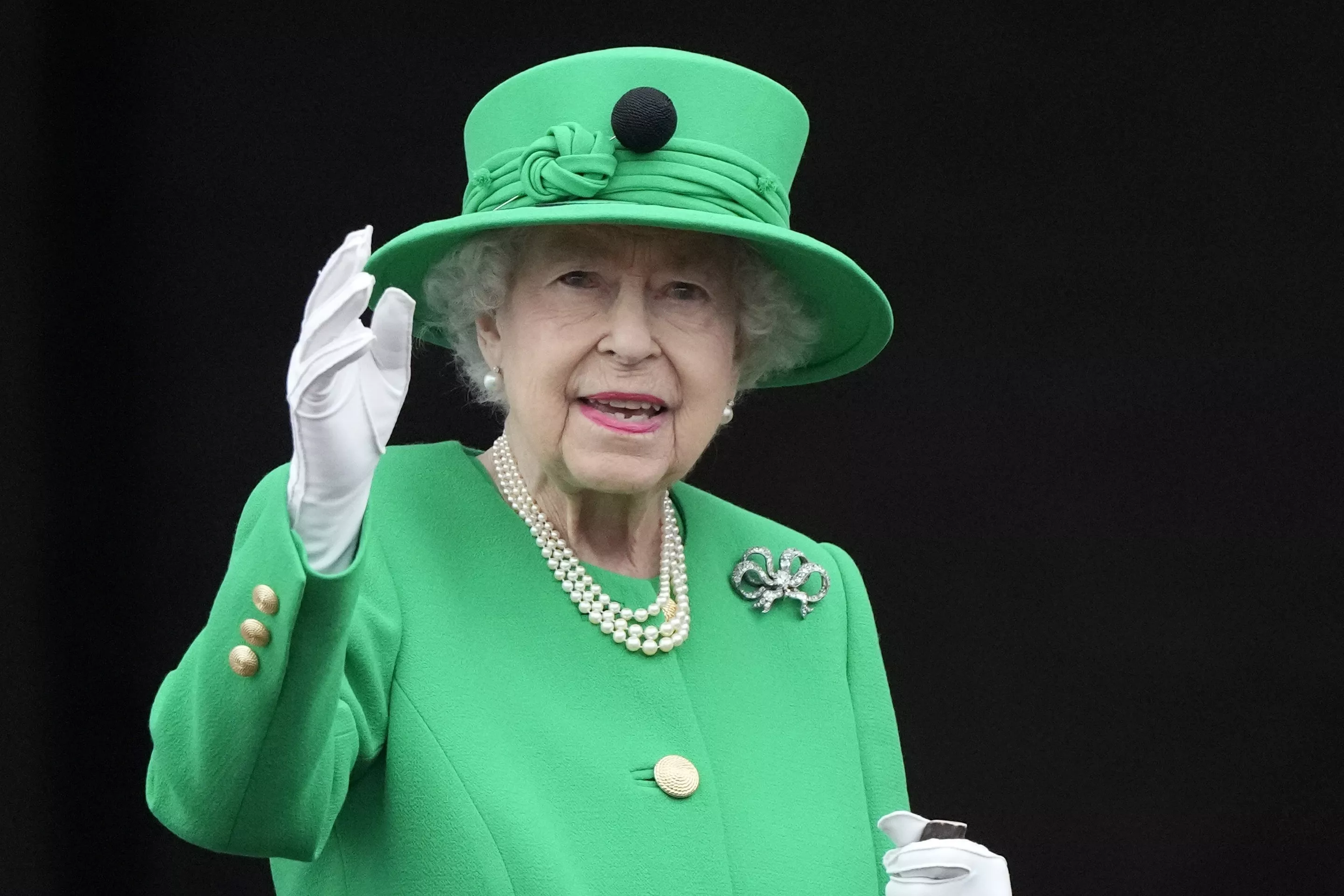 Елизавета II поприветствовала народ Британии с балкона Букингемского дворца в Лондоне