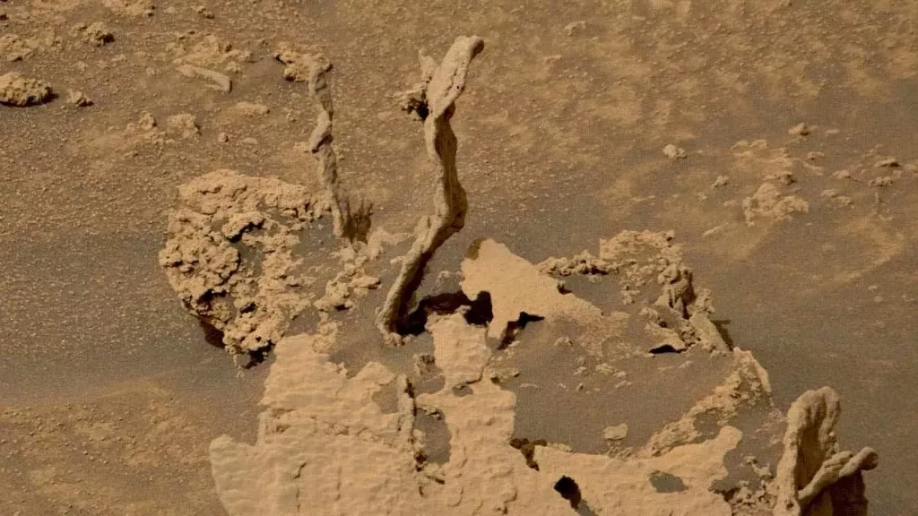Эти странные каменные шипы, скорее всего – зацементированные заполнения древних трещин в осадочной породе Марса