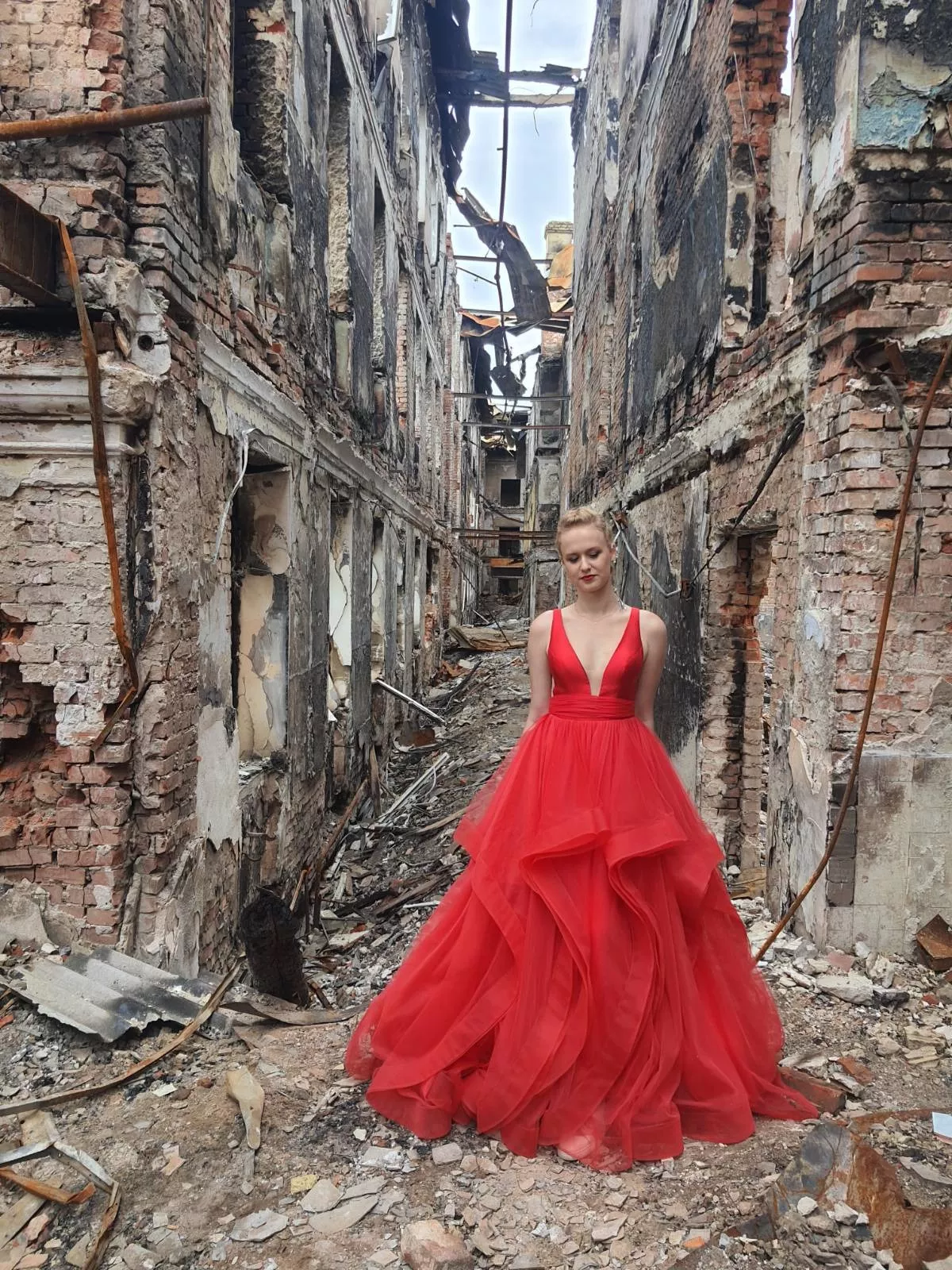 Валерия из Харькова в выпускном платье возле своей разбомбленной школы (фото: Valerie and family)