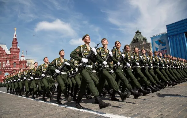 Російські військові на параді в Москві. Фото – Reuters.