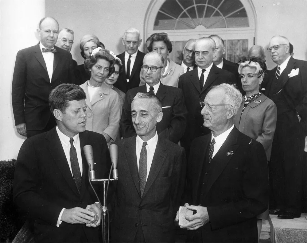 Президент США Джон Кеннеді вручає капітану Кусто Золоту медаль Національного географічного товариства у Білому домі, 1961