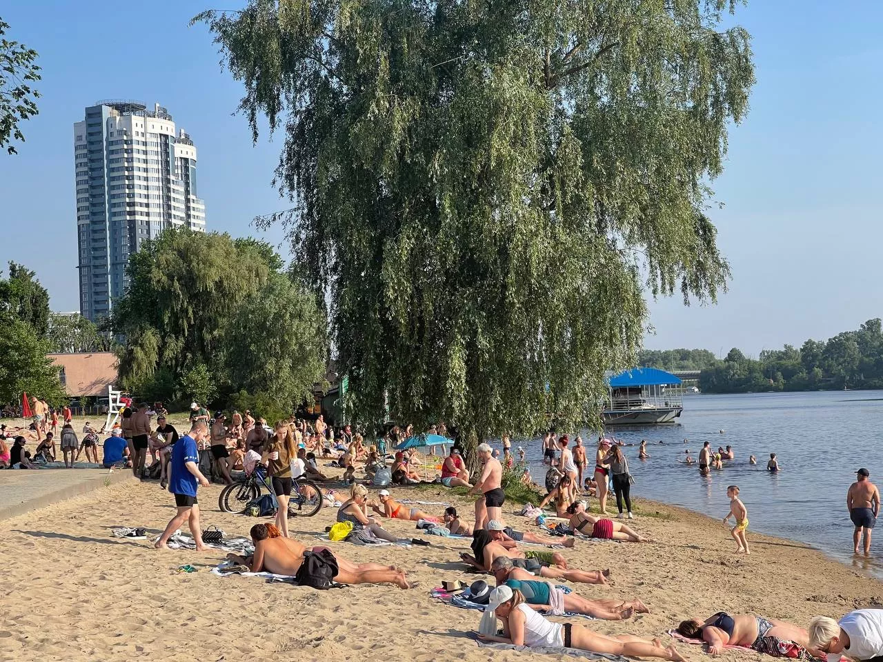 На пляжах Киева достаточно много посетителей, которые игнорируют запрет отдыхать у воды/ фото КП "Плесо"