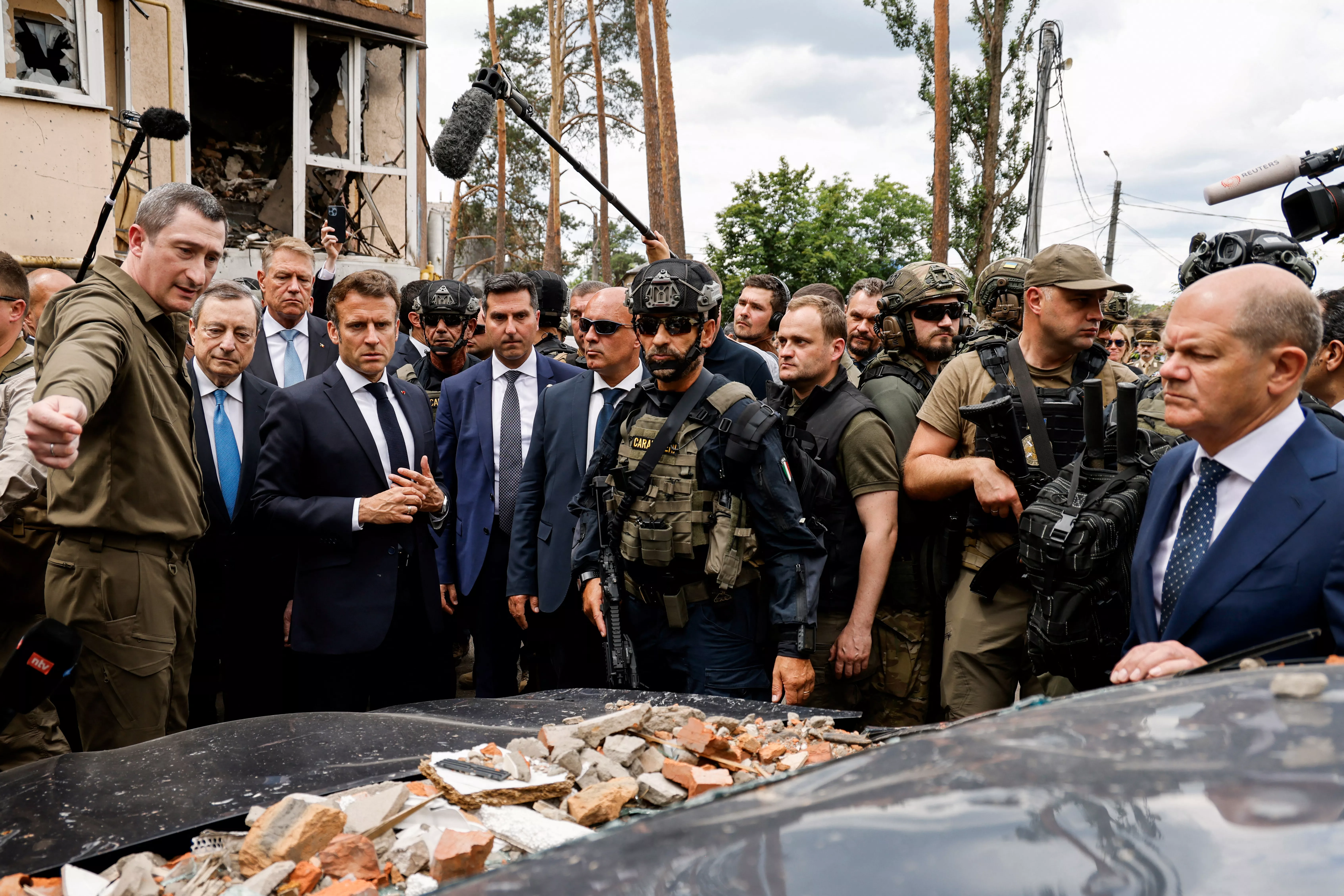 Премьер министр убили. Шольц Макрон и Драги в Киеве. Украинцы во Франции.