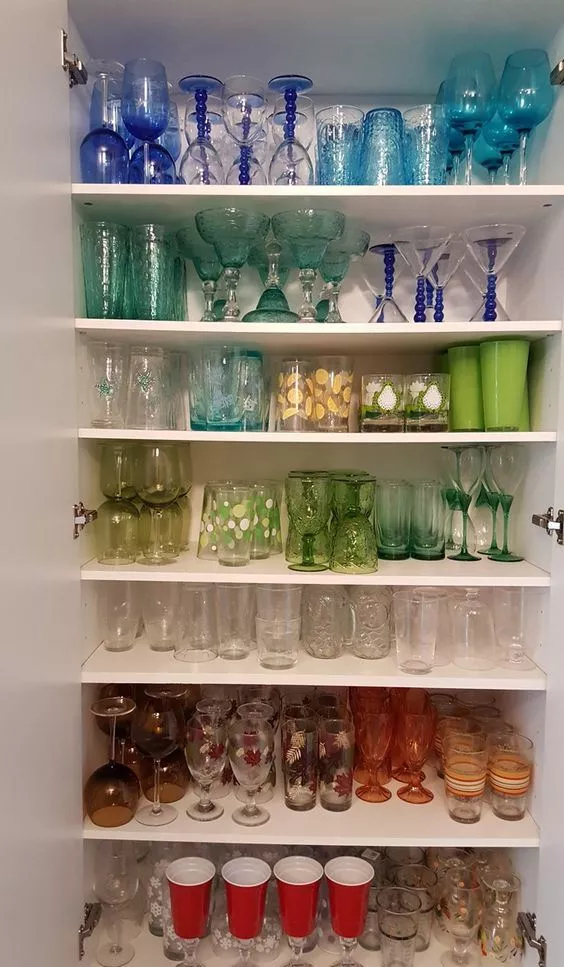 Склянки в кухонній шафі / Фото: pinterest 