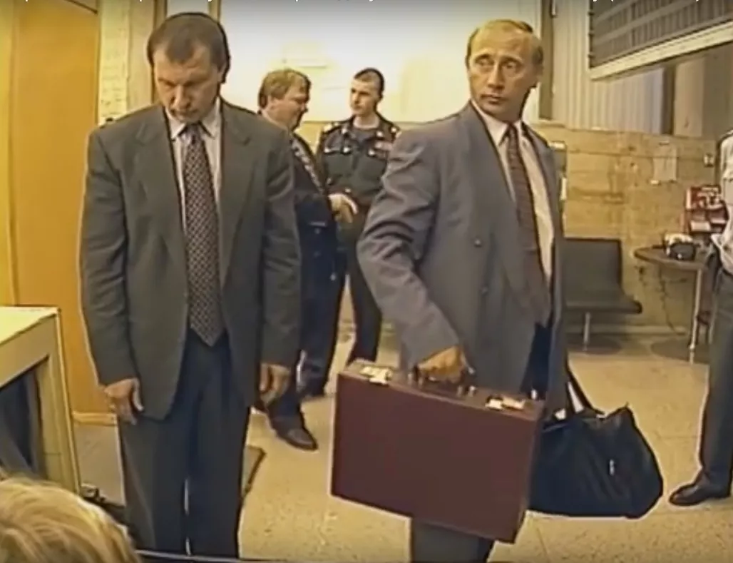 В представлении обычного человека Путин никуда не ездит без чемодана, забитого долларами. Так он решает все свои вопросы. На фото: Путин переезжает в Москву в 1996 году.
