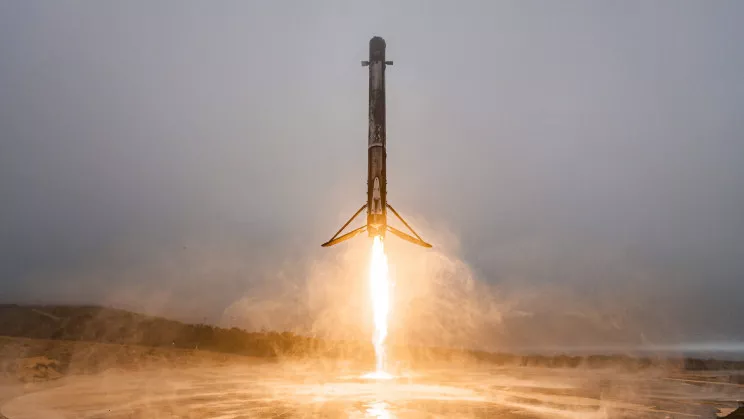 двухступенчатая ракета Falcon 9 стартовала со станции космических сил на мысе Канаверал во Флориде