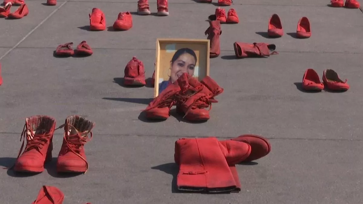 Проблема домашнего насилия одинакова для всего мира. В Мексике ежегодно проводится день красных туфель – в память о женщинах, убитых своими близкими