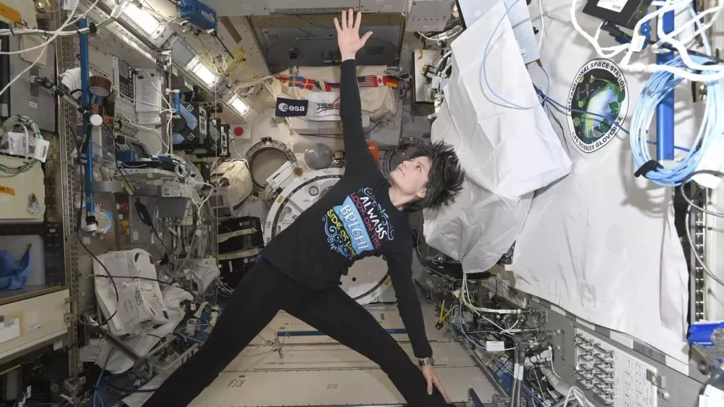Програма космічної йоги пропонується і для молоді, яка хоче тренуватися з обтяженнями разом із космонавтами