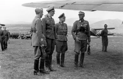 Вальдхайм (2-й слева) с генералом СС Артуром Флепсом (с портфелем) в Черногории во время 