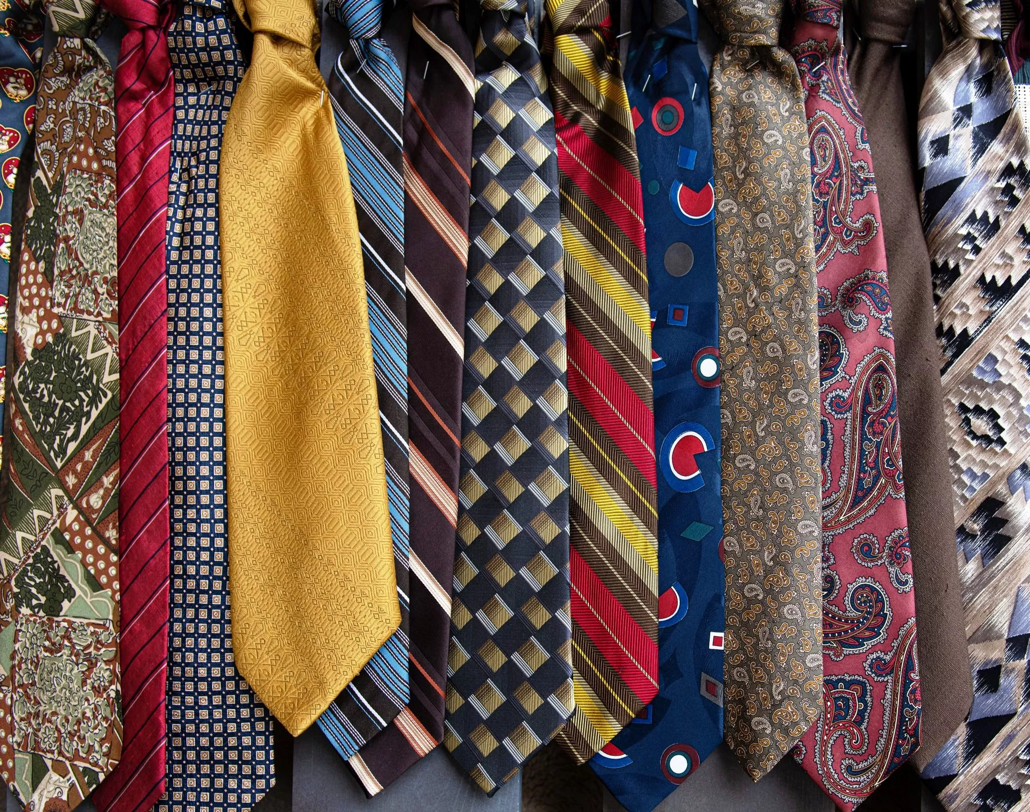 Шелковые галстуки можно стирать руками / Фото: unsplash